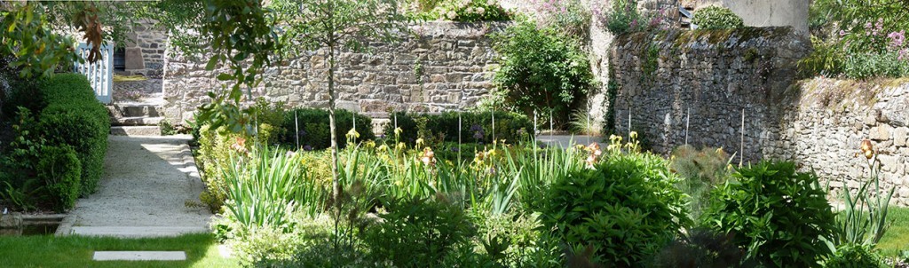 Jardin Ernest Renan, vue sur la Maison Ernest Renan, et le bâtie environnant.