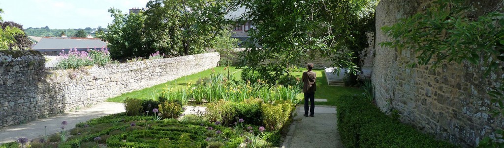 Jardin Ernest Renan, vue au delà du murs sur la vallée.
