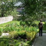 Jardin Ernest Renan, vue au delà du murs sur la vallée.