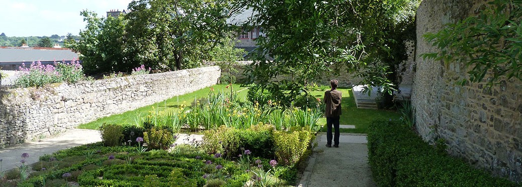 Jardin Ernest Renan, vue au delà du murs sur la vallée.