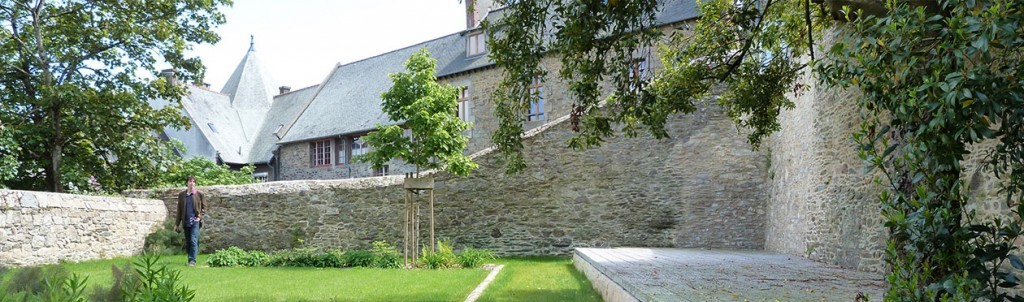 Jardin Ernest Renan, l’espace de la scène et mise en valeur du bâtie environnant.