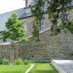 Jardin Ernest Renan, l’espace de la scène et mise en valeur du bâtie environnant.