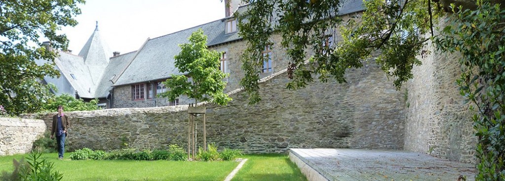 – Jardin Ernest Renan, l’espace de la scène et mise en valeur du bâtie environnant.