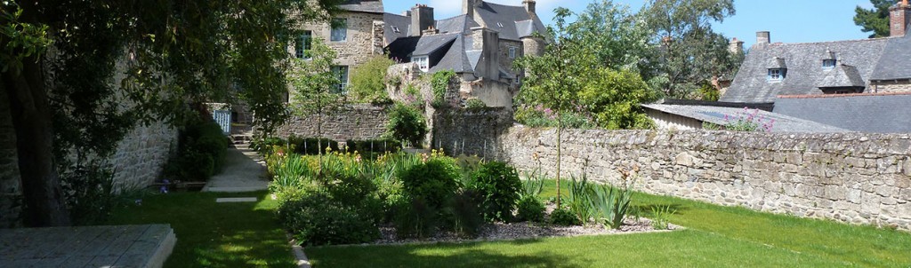 Jardin Ernest Renan, vue sur la Maison Ernest Renan, et le bâtie environnant.
