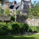 Jardin Ernest Renan, vue sur la Maison Ernest Renan, et le bâtie environnant.