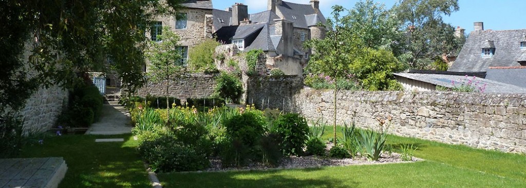 Jardin Ernest Renan, vue sur la Maison Ernest Renan, et le bâtie environnant.