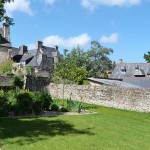 Vue sur la Maison Ernest Renan, et le bâtie environnant