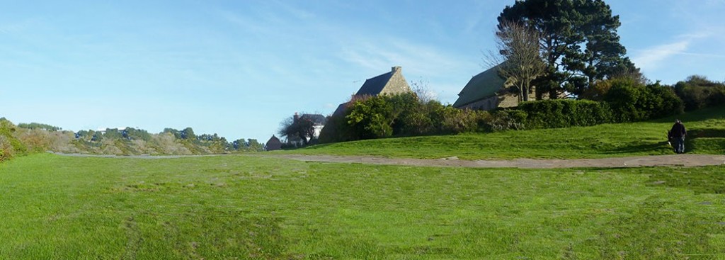 Panorama Yaudet, montage – projet d’une pelouse dégagée au seuil de la chapelle à la vierge couchée sur l’emplacement du parking existant.