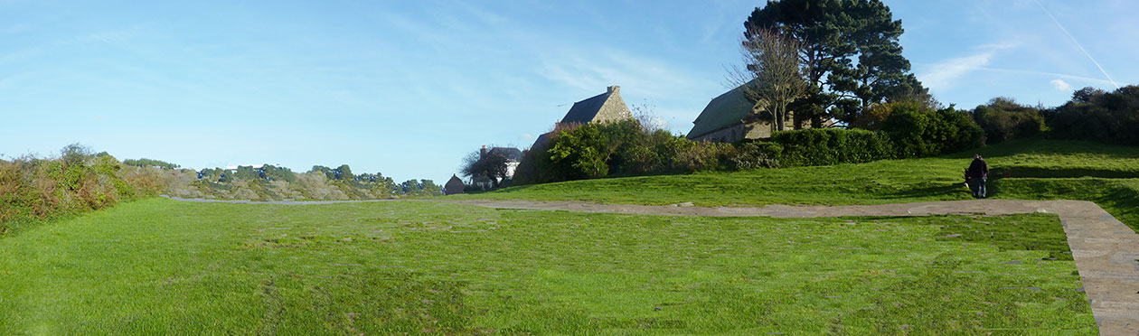 Panorama Yaudet, montage – projet d’une pelouse dégagée au seuil de la chapelle à la vierge couchée sur l’emplacement du parking existant.